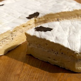 Brie with truffes